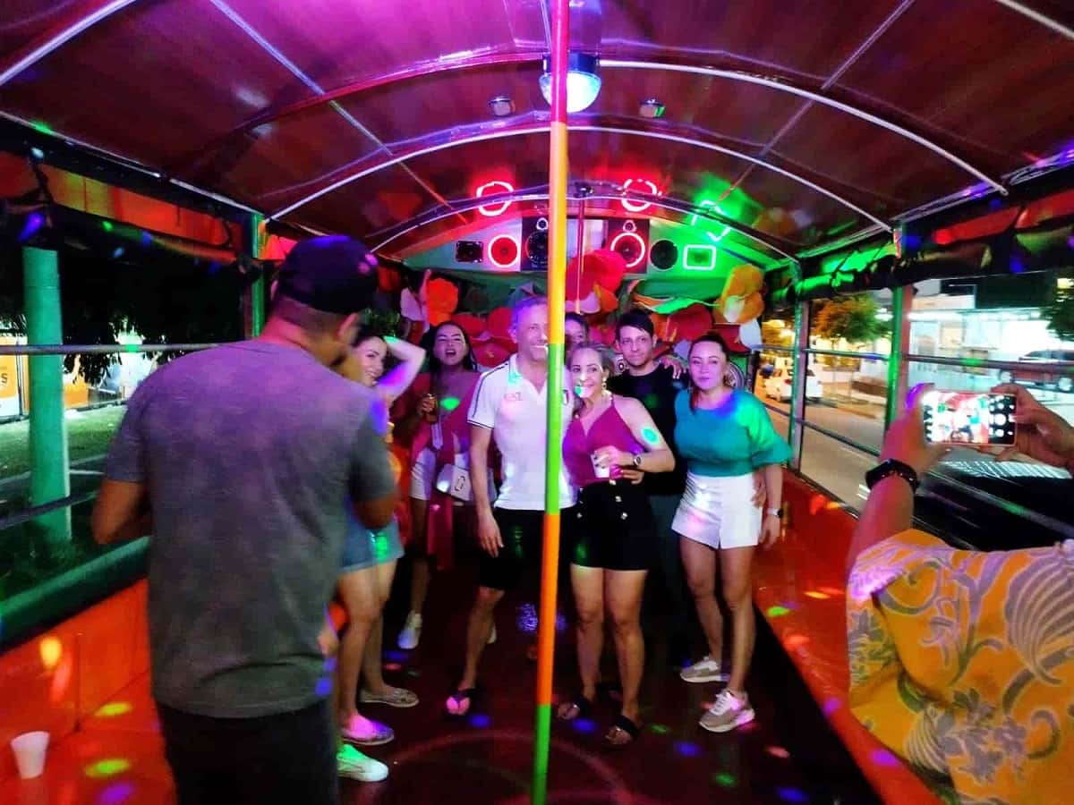 Tour en Chiva Rumbera con Música Fiesta y Diversión en Cartagena