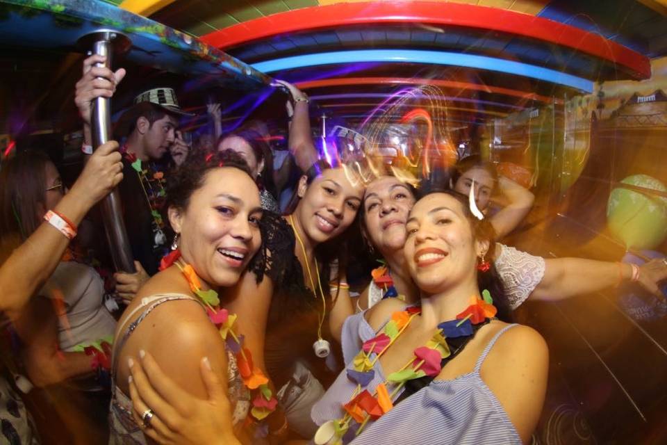 Tour en Chiva Rumbera Música Fiesta y Diversión en Santa Marta
