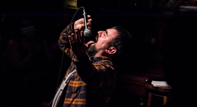 A Paladas: un show de humor negro