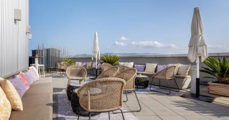 Hotel Barcelona Condal Mar experiencia Almuerzo y acceso a piscina 360