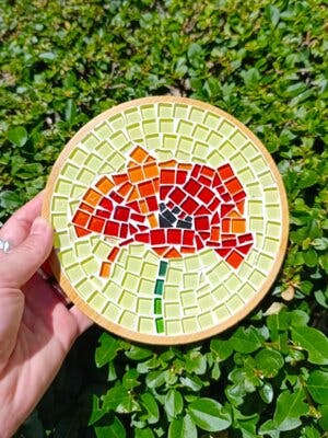 Taller de Mosaico con Vino en una galería de arte