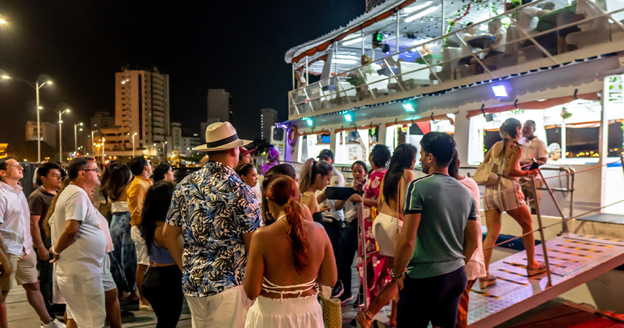 Fiesta de Noche Blanca en Barco: Cena Buffet, Bailes y Barra Libre
