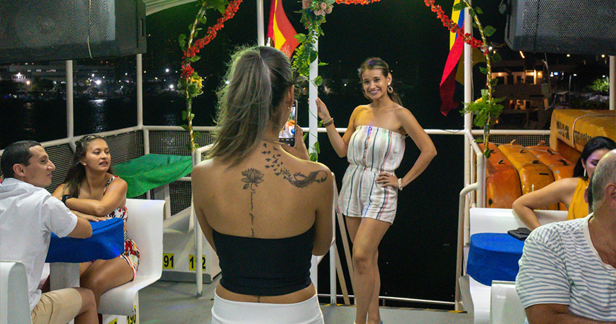 Fiesta de Noche Blanca en Barco: Cena Buffet, Bailes y Barra Libre