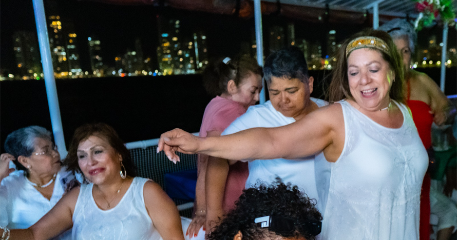 Fiesta de Noche Blanca en Barco: Cena Buffet, Bailes y Barra Libre