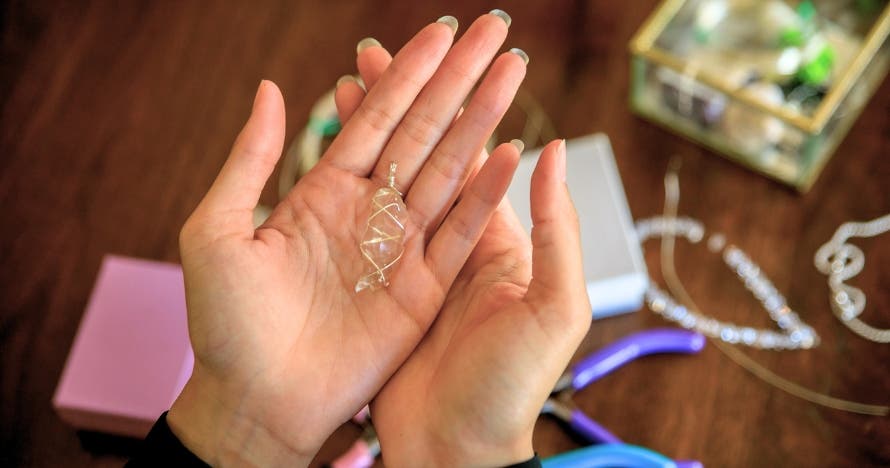 Jewels and Wine: Taller de joyas con bebida ilimitada en Málaga