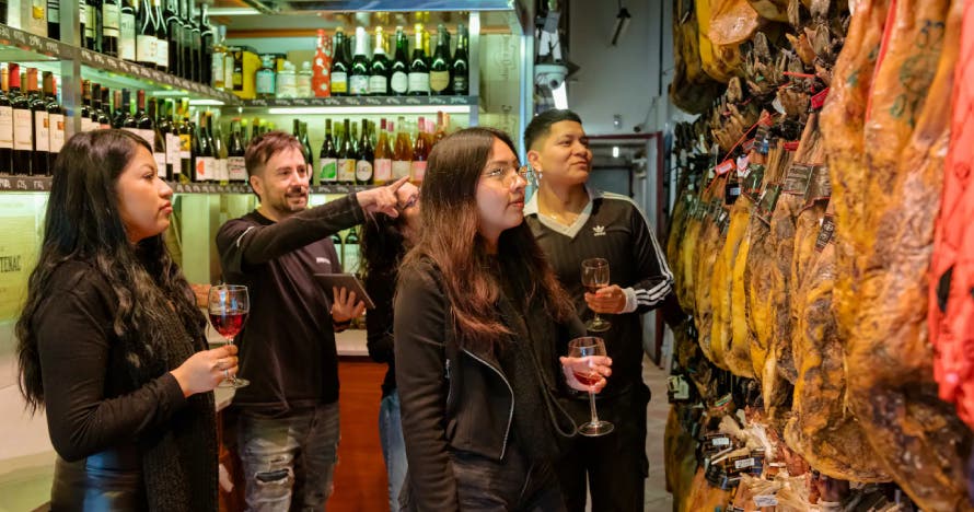 Cata de jamones con copa de vino