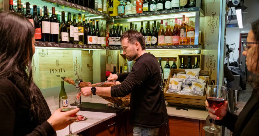 Cata de jamones con copa de vino