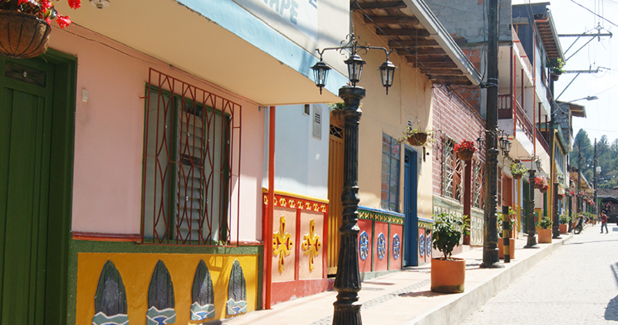 Tour Artesanal: Guatapé, Cerámica y Flores