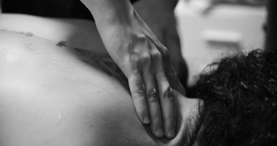 Sesión de fisioterapia: adiós a los dolores musculares
