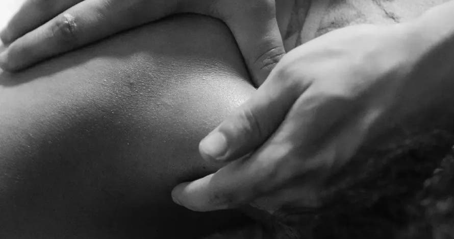 Sesión de fisioterapia: adiós a los dolores musculares