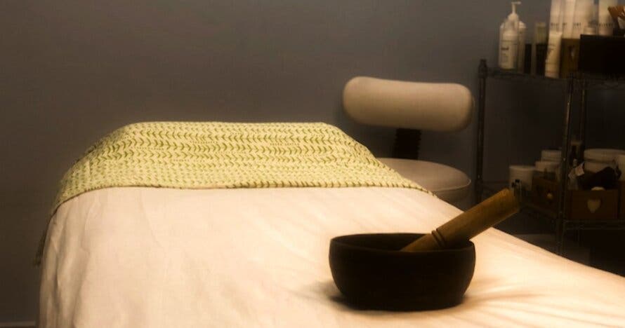 Masaje con piedras calientes y aromaterapia