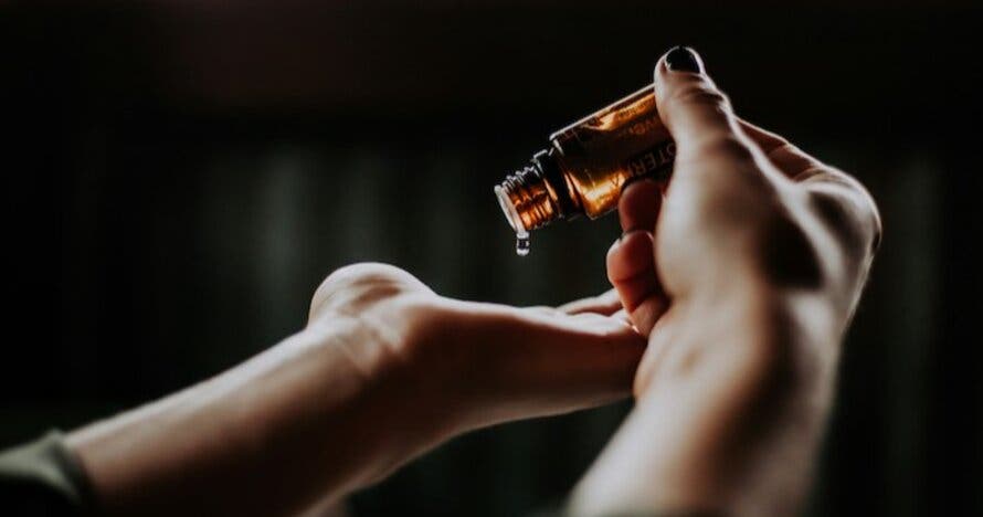 Masaje con piedras calientes y aromaterapia