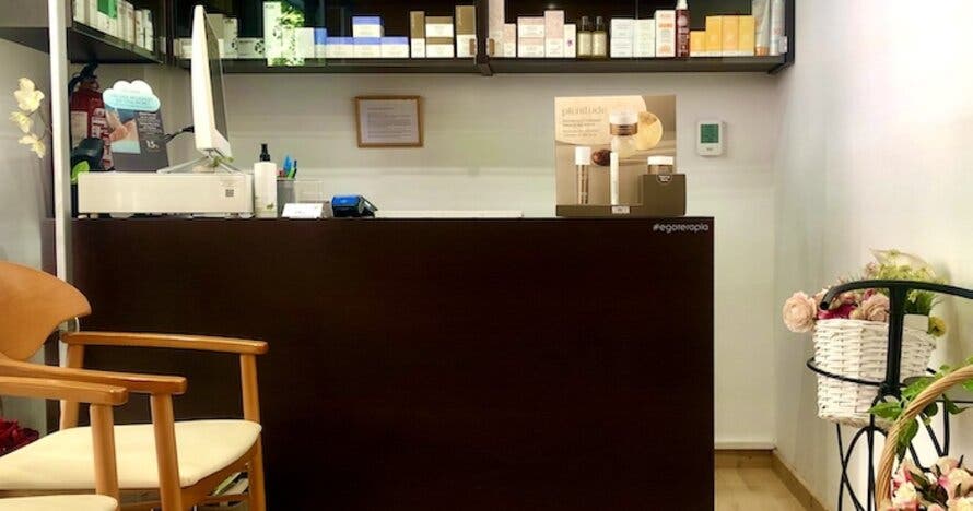 Masaje con piedras calientes y aromaterapia