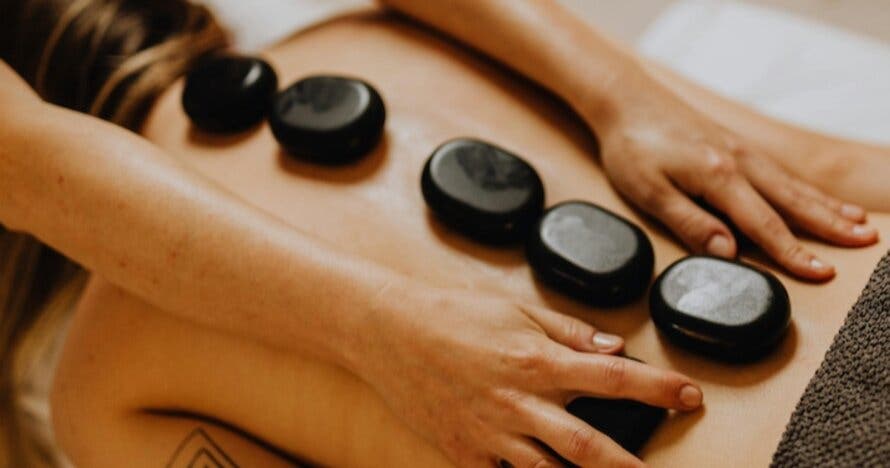 Masaje con piedras calientes y aromaterapia