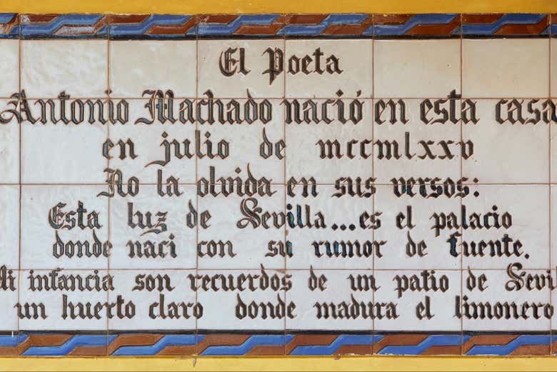 Entrada al Palacio de las Dueñas