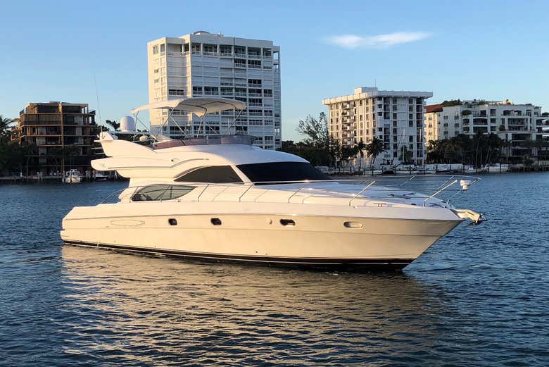 Alquiler de yate con patrón en Miami