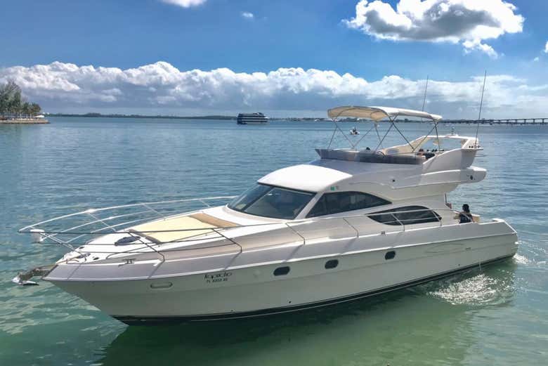 Alquiler de yate con patrón en Miami