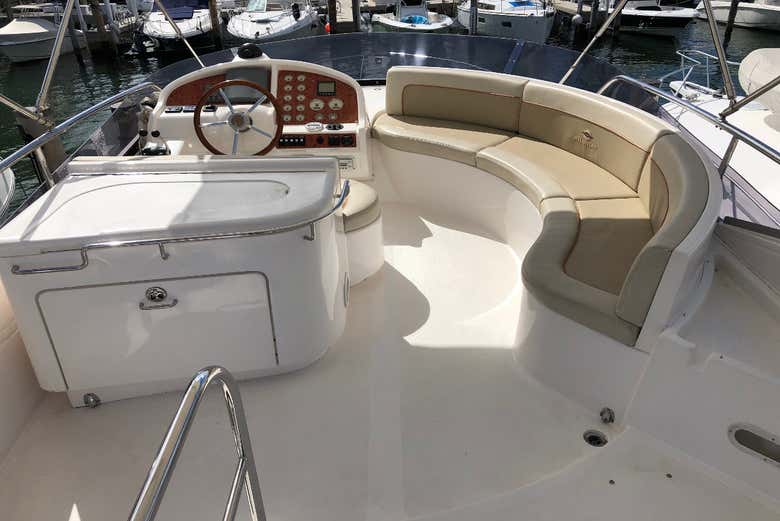 Alquiler de yate con patrón en Miami