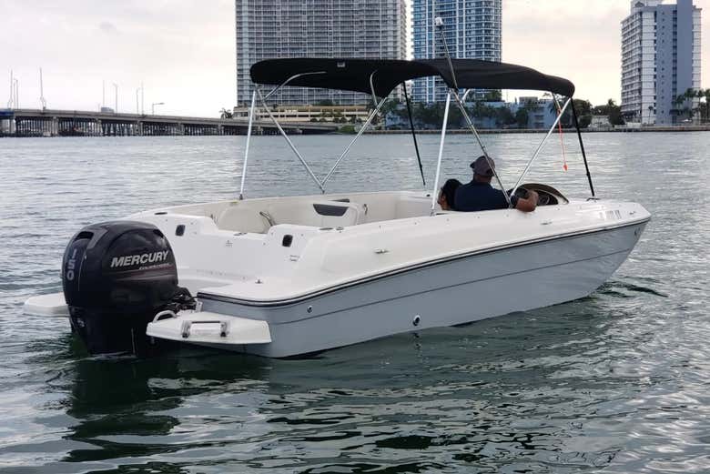 Alquiler de lancha con patrón en Miami