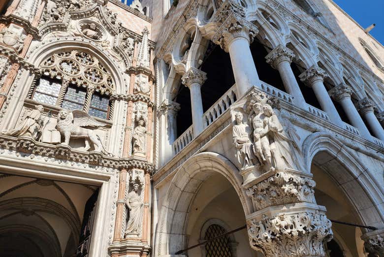 Visita guiada por la plaza de San Marcos y sus alrededores