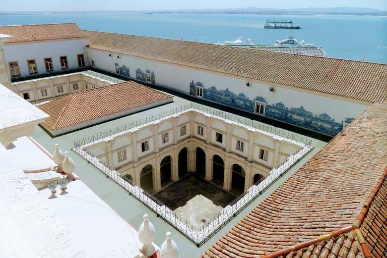 Entrada al monasterio de San Vicente de Fora