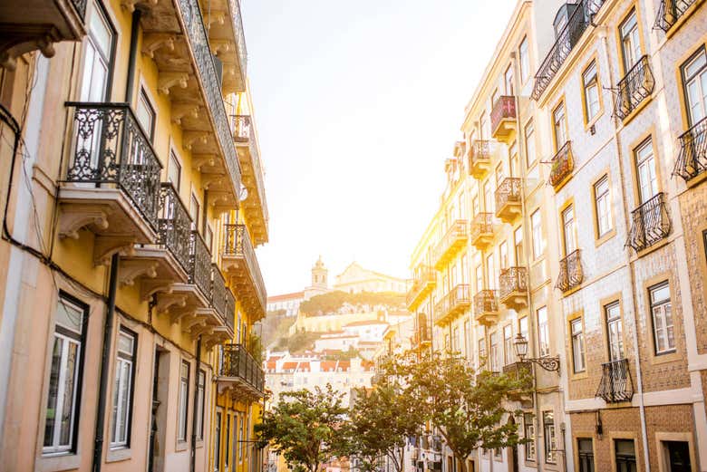 Tour por Mouraria + Aperitivo y espectáculo de fado