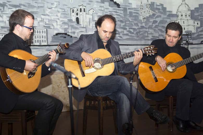 Tour por Mouraria + Aperitivo y espectáculo de fado