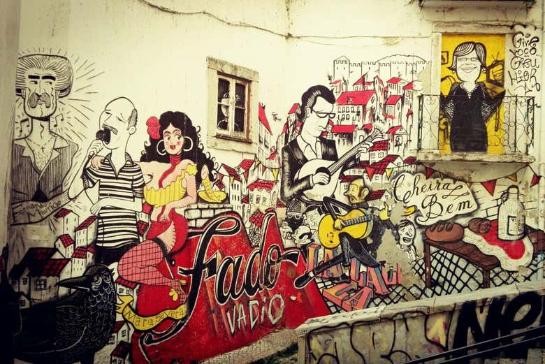 Tour por Mouraria + Aperitivo y espectáculo de fado