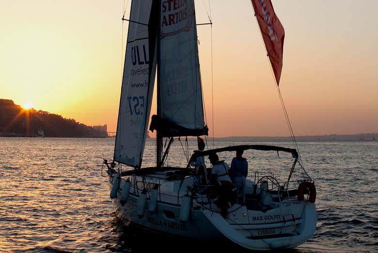 Paseo en velero al atardecer