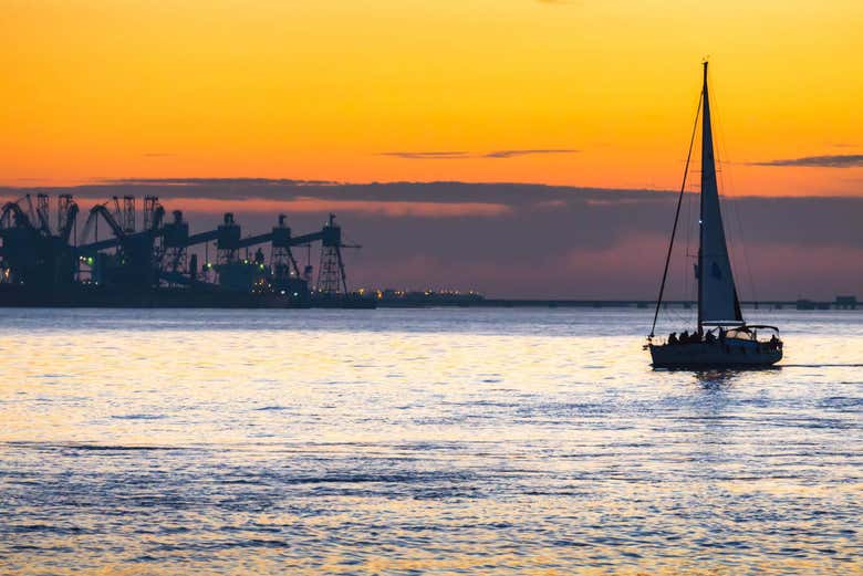 Paseo en velero al atardecer