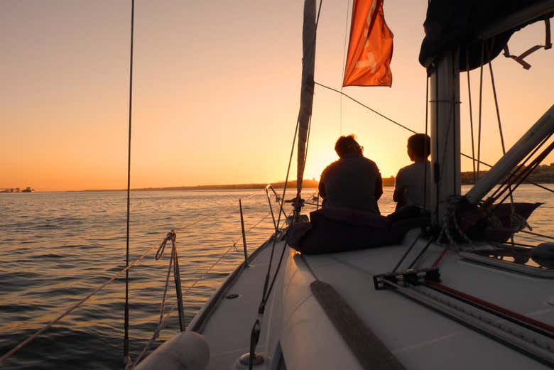 Paseo en velero al atardecer