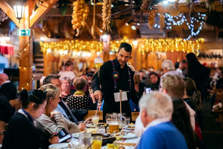 Cena con espectáculo folclórico y barra libre