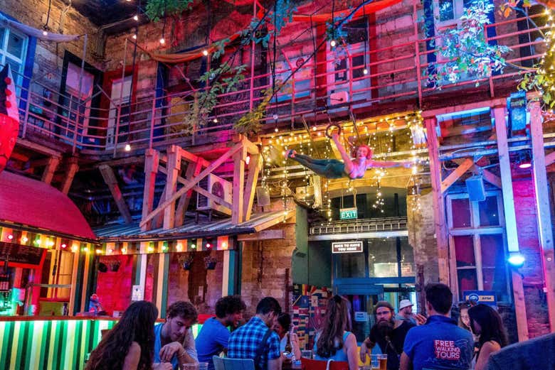 Tour de fiesta por los ruin pubs de Budapest