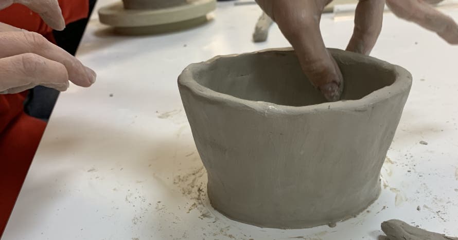 Taller de cerámica con bebida y picoteo