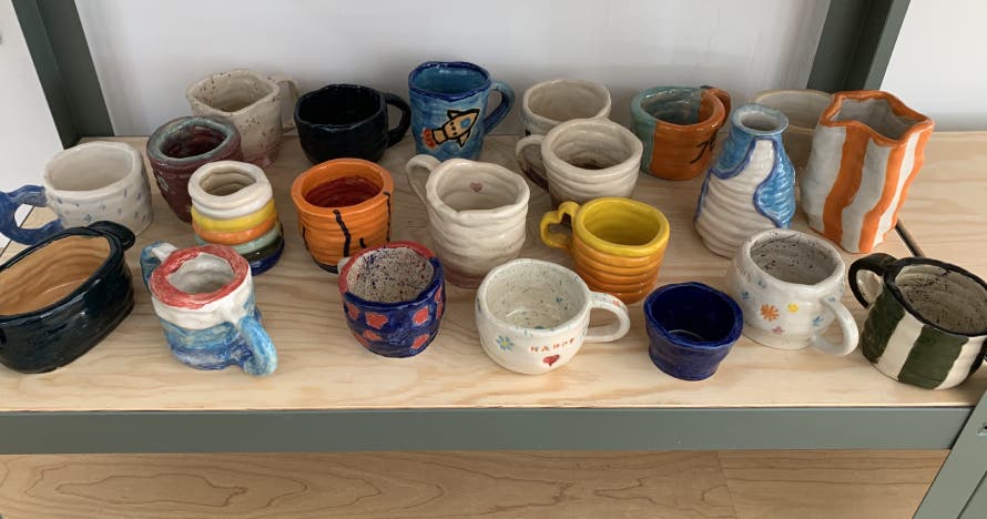 Taller de cerámica con bebida y picoteo
