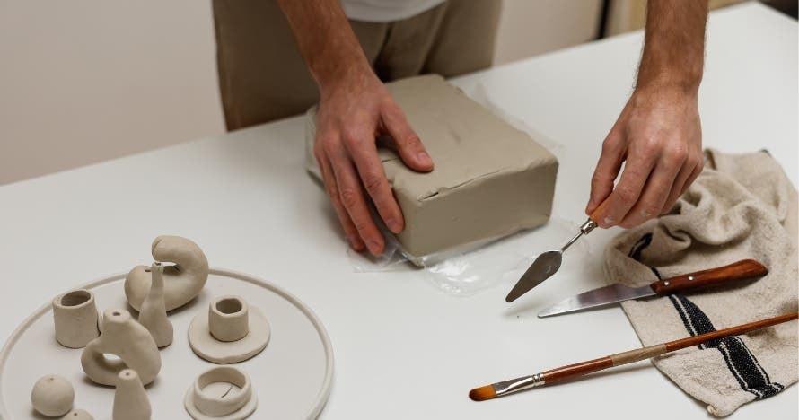 Taller de cerámica con bebida y picoteo
