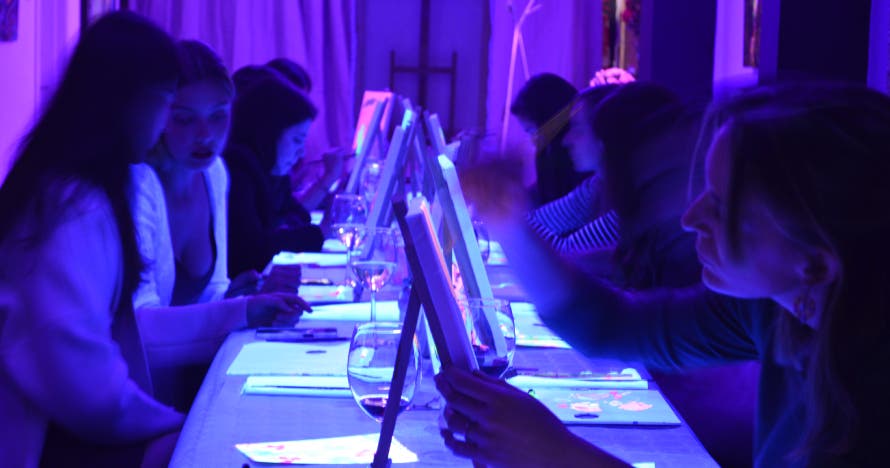 Art&Wine Fluo: Pinta con una copa de vino