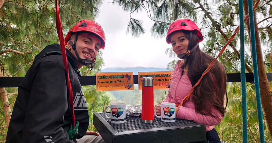 Plan en las copas de los árboles en pareja
