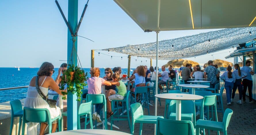 Spritz mania: Disfruta de una copa frente al mar