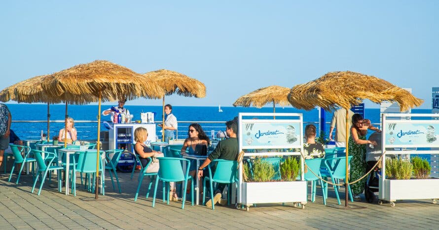 Spritz mania: Disfruta de una copa frente al mar