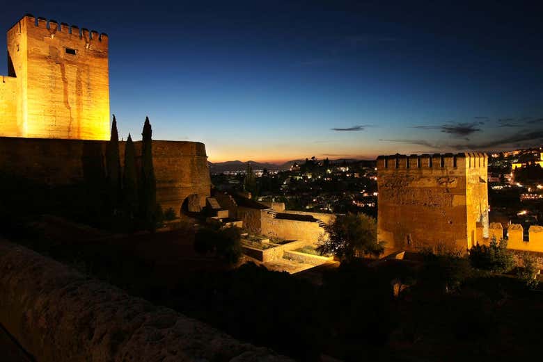 Tour nocturno por la Alhambra y los Palacios Nazaríes en grupo reducido