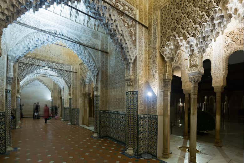 Tour nocturno por la Alhambra y los Palacios Nazaríes en grupo reducido