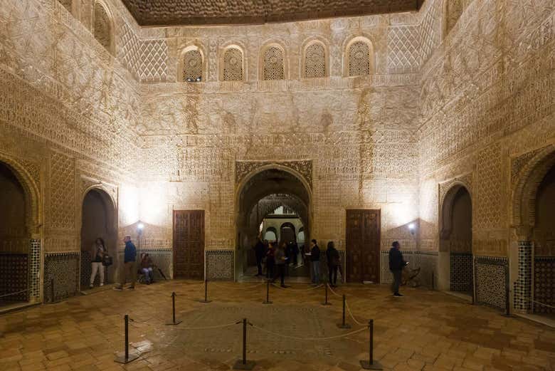 Tour nocturno por la Alhambra y los Palacios Nazaríes en grupo reducido