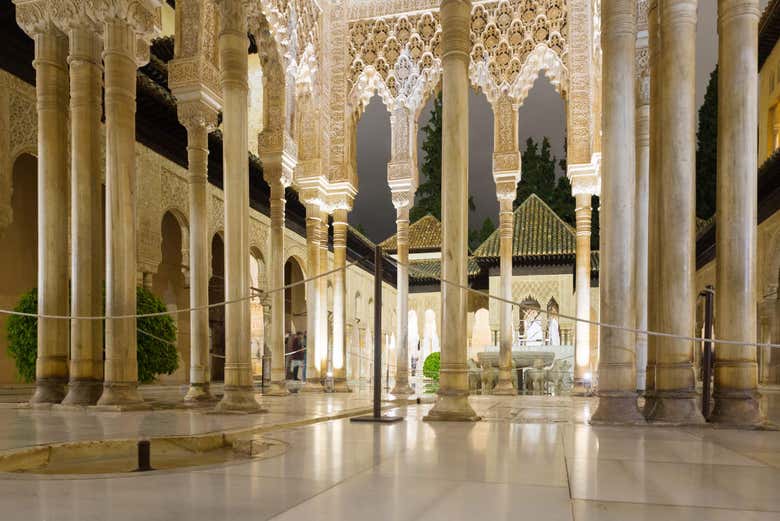 Tour nocturno por la Alhambra y los Palacios Nazaríes en grupo reducido