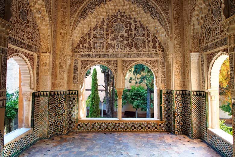 Visita guiada por la Alhambra y los Palacios Nazaríes + Granada City Pass