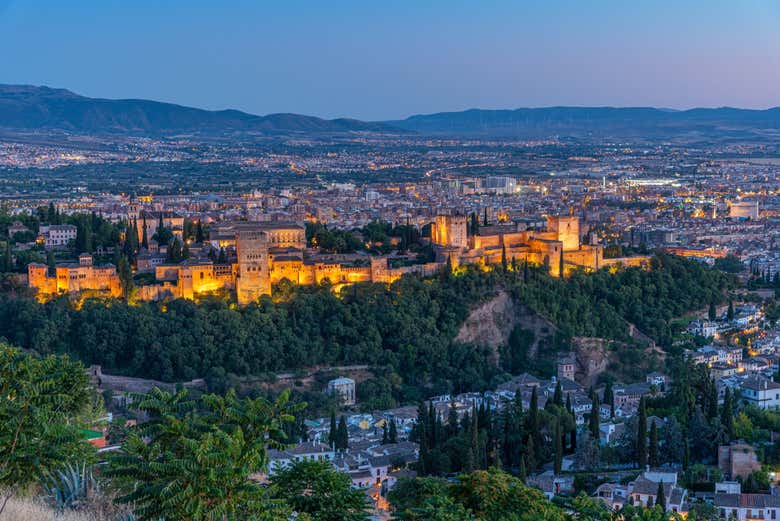 Visita guiada por la Alhambra y los Palacios Nazaríes + Granada City Pass