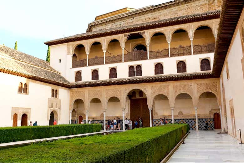 Visita guiada por la Alhambra y los Palacios Nazaríes + Granada City Pass