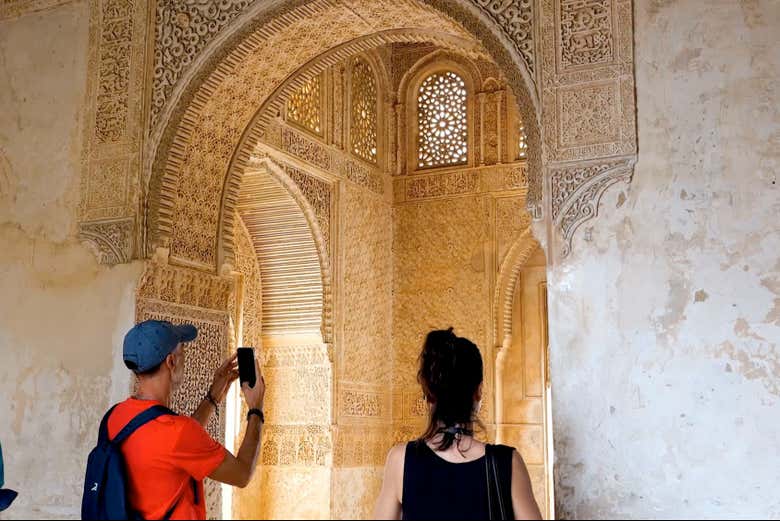 Visita guiada por la Alhambra y los Palacios Nazaríes + Granada City Pass