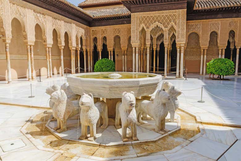 Visita guiada por la Alhambra y los Palacios Nazaríes + Granada City Pass