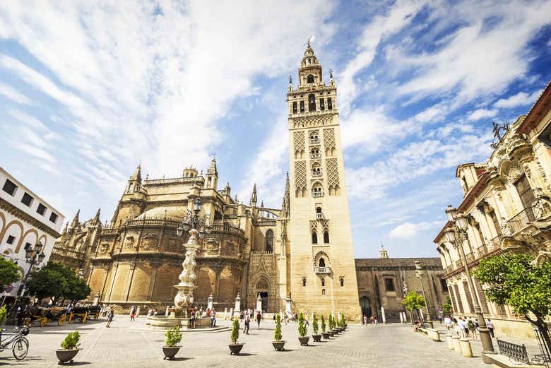 Tour por el Alcázar, la Catedral y la Giralda en grupo reducido